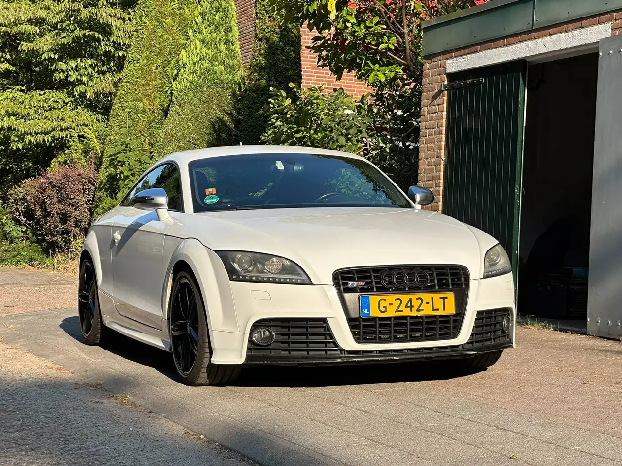 Audi TT 2.0 TFSI quattro — photo 1 of 24