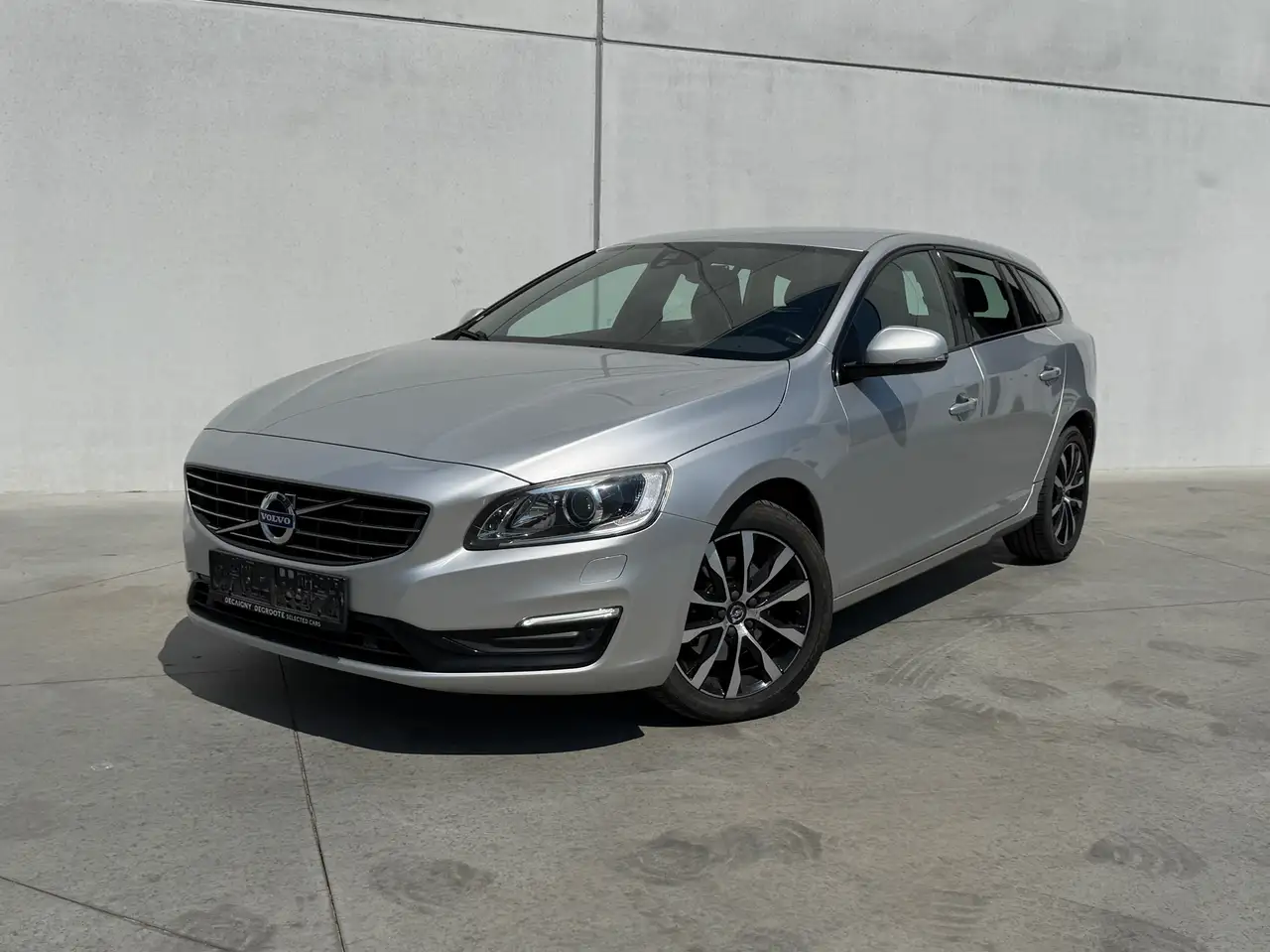 Volvo V60 V60 2.0 D3 AUTOMAAT | LEDER | XENON | TREKHAAK — photo 1 of 15