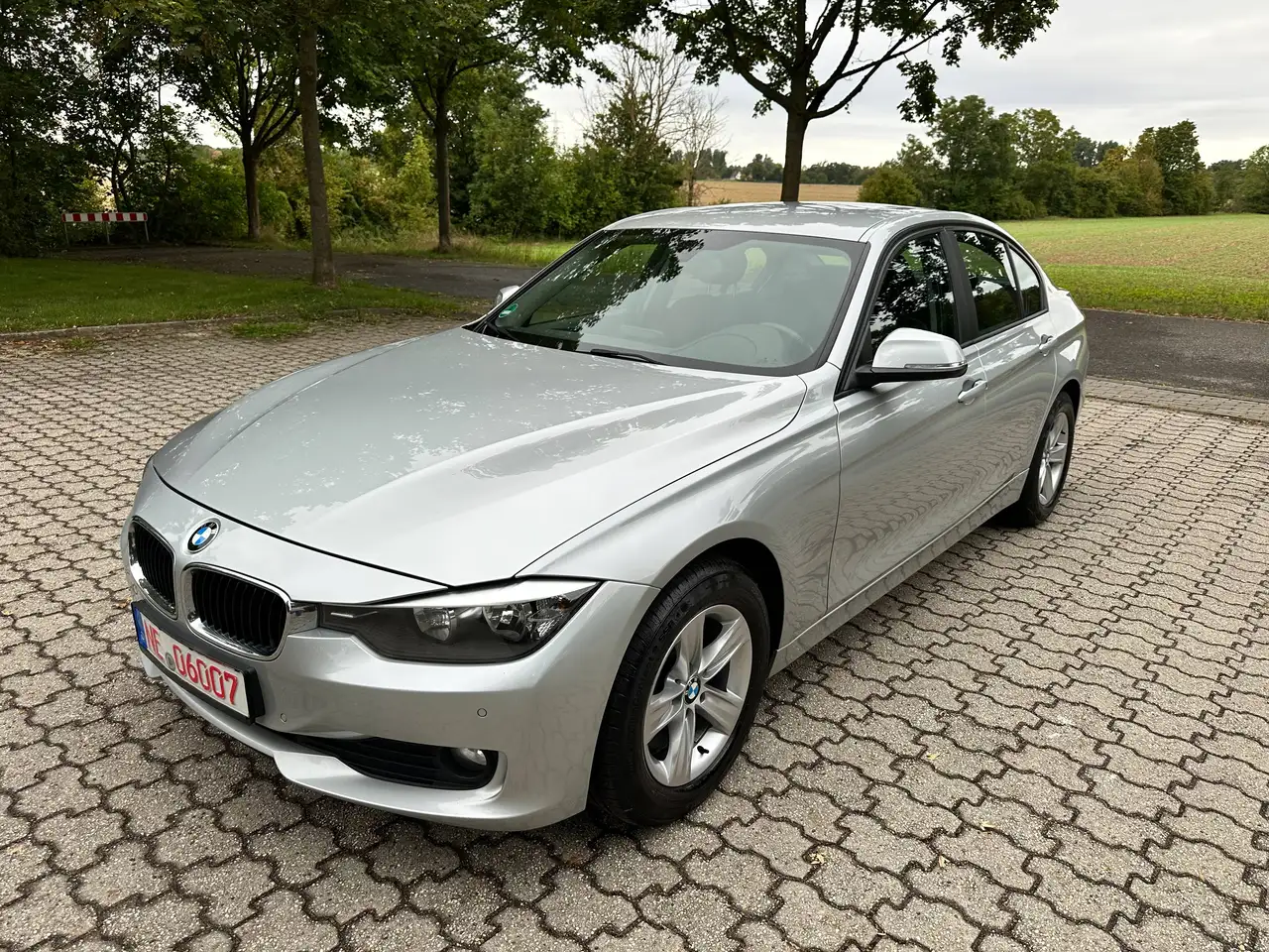 BMW 318 318 d — photo 1 of 15