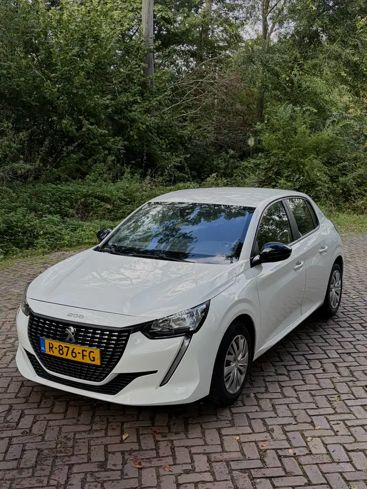 Peugeot 208 1.2 PureTech Active — photo 1 of 16