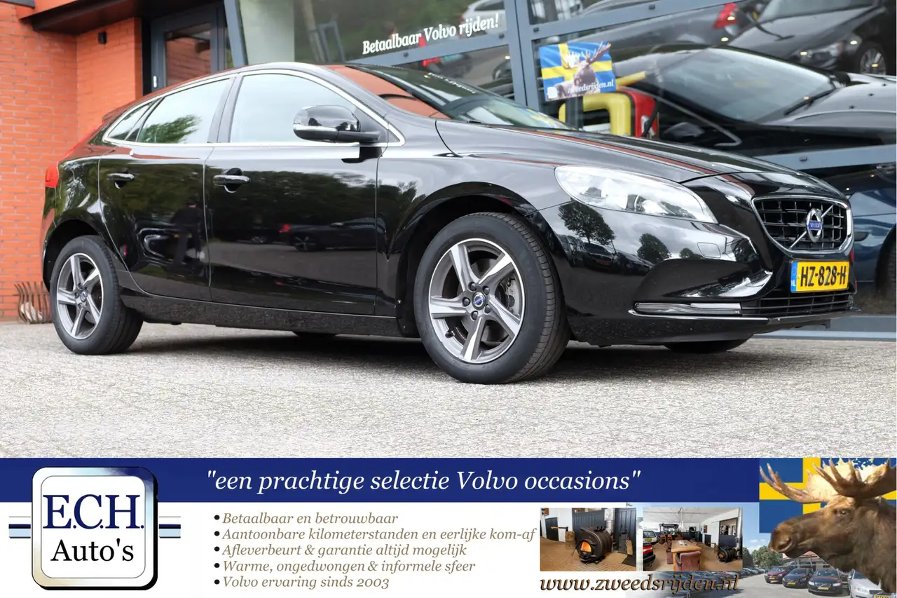 Volvo V40 2.0 T2 Momentum, Navi, Trekhaak, Bluetooth — photo 1 of 27