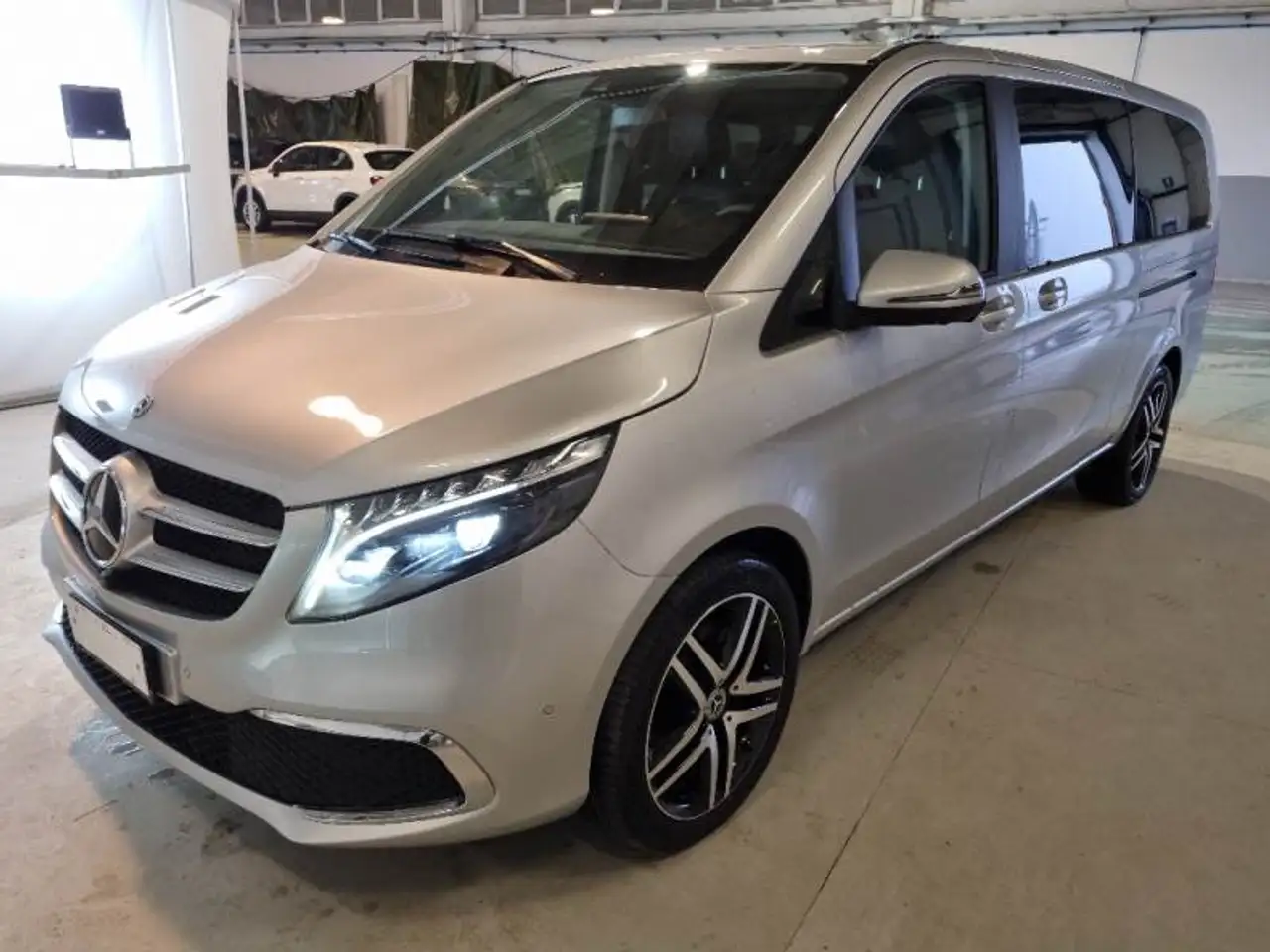 Mercedes-Benz V 300 D Premium 4Matic 9G-Tronic Plus ExtraLong — photo 1 of 15