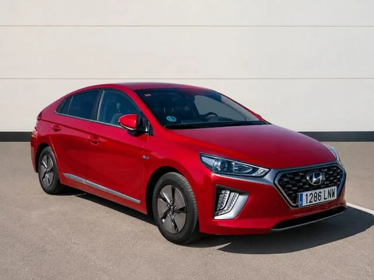 Hyundai IONIQ 1.6 GDI HEV KLASS DCT 141 5P — photo 1 of 9