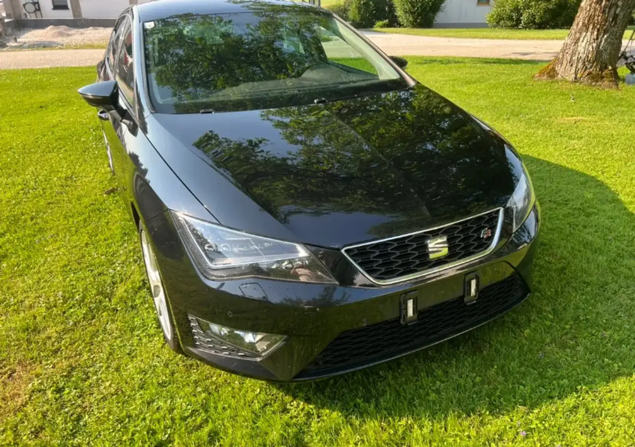 SEAT Leon 2.0 TDI — photo 1 of 11