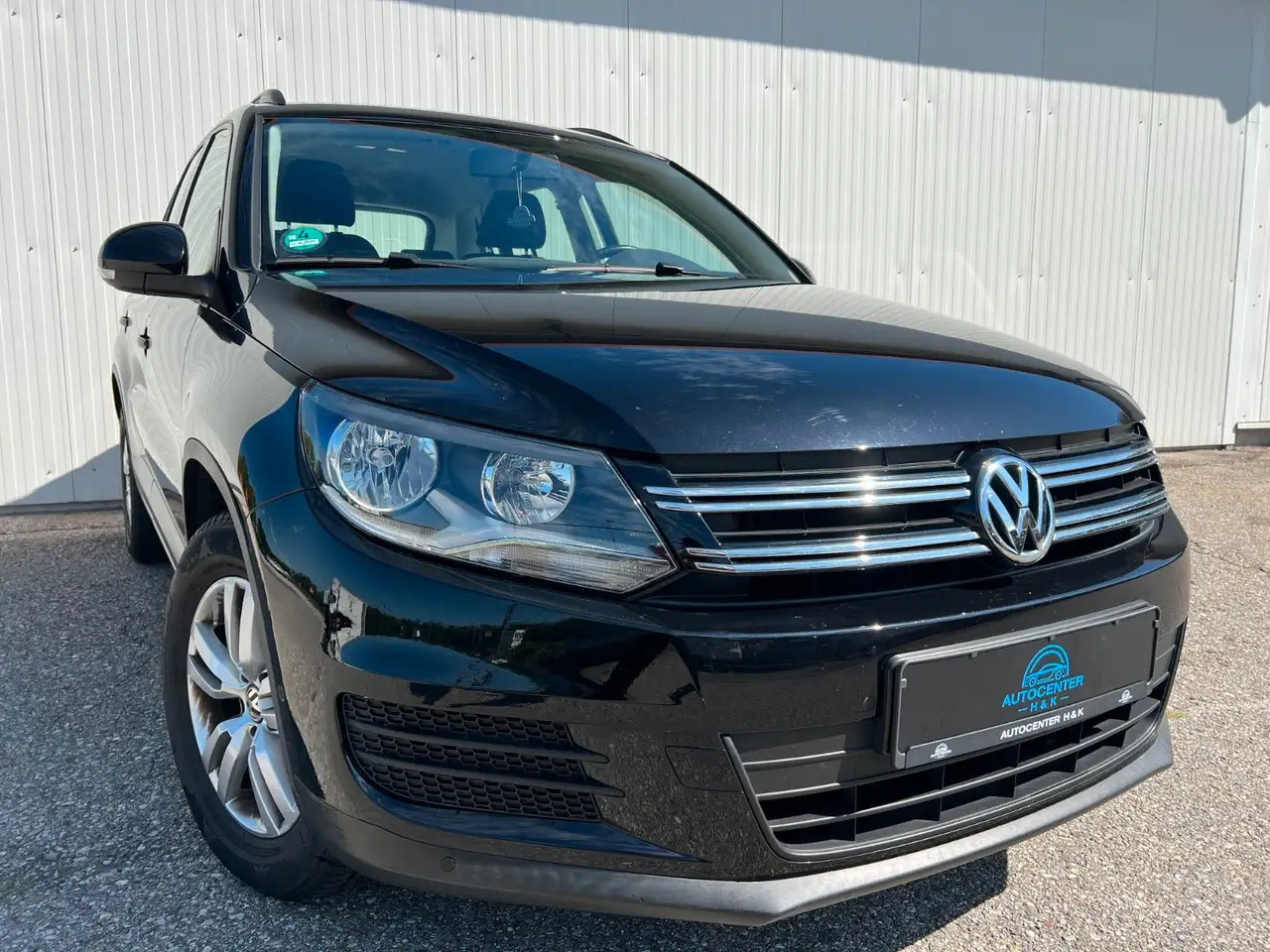 Volkswagen Tiguan 1.4 TSI Trend & Fun BMT *KLIMA*SHZ*P.SEN* — photo 1 of 40