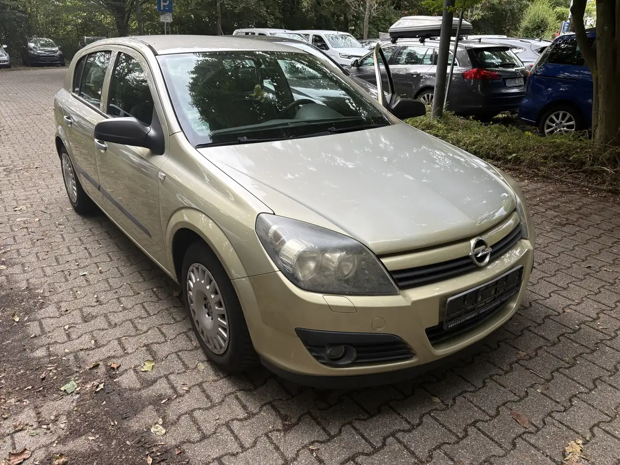 Opel Astra 1.6 — photo 1 of 11