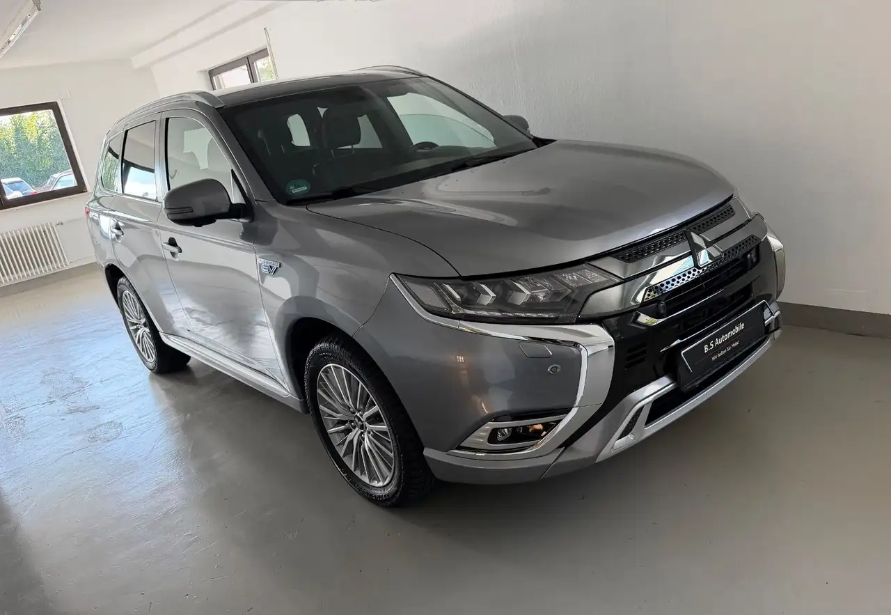 Mitsubishi Outlander PHEV 4WD Leder Kamera LED — photo 1 of 13