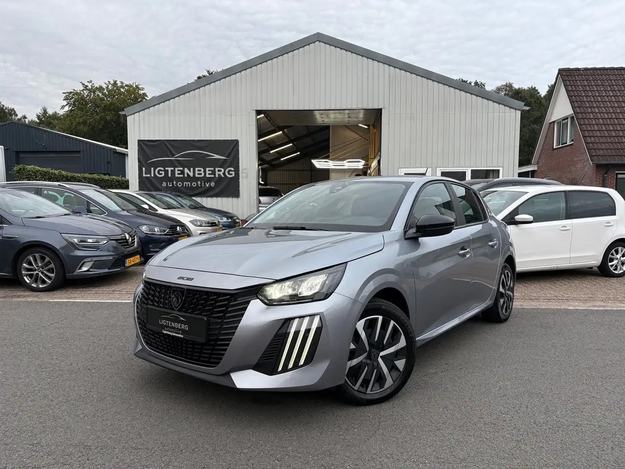Peugeot 208 1.2 Hybrid 110 e-DCS6 Style CRUISE/CARPLAYY/PDC — photo 1 of 40