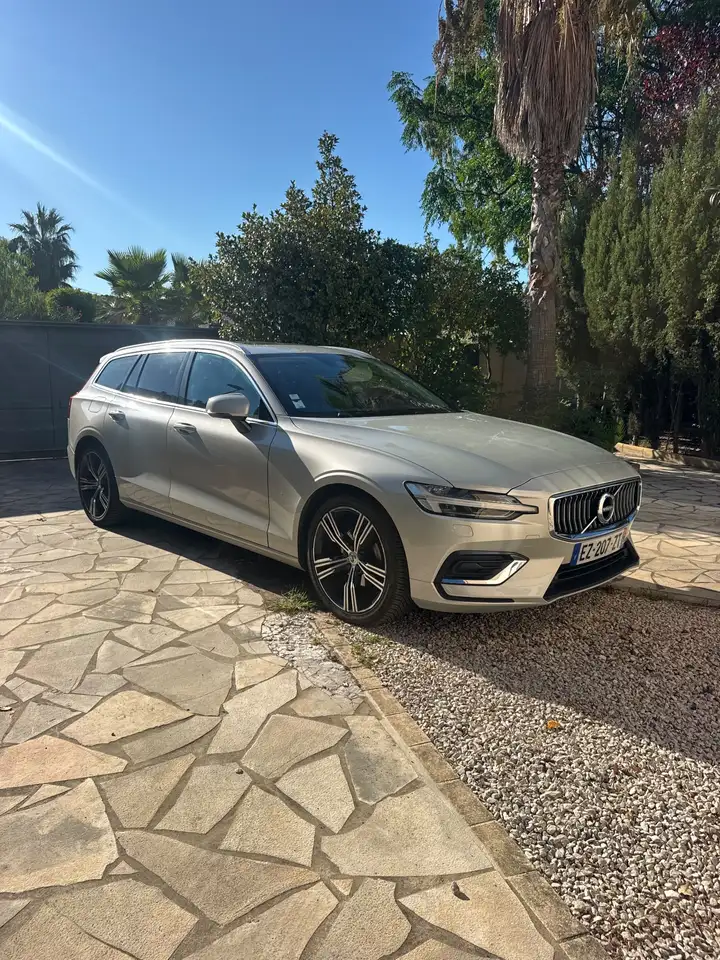 Volvo V60 D4 190 ch Stop&Start Geartronic 8 inscription — photo 1 of 20