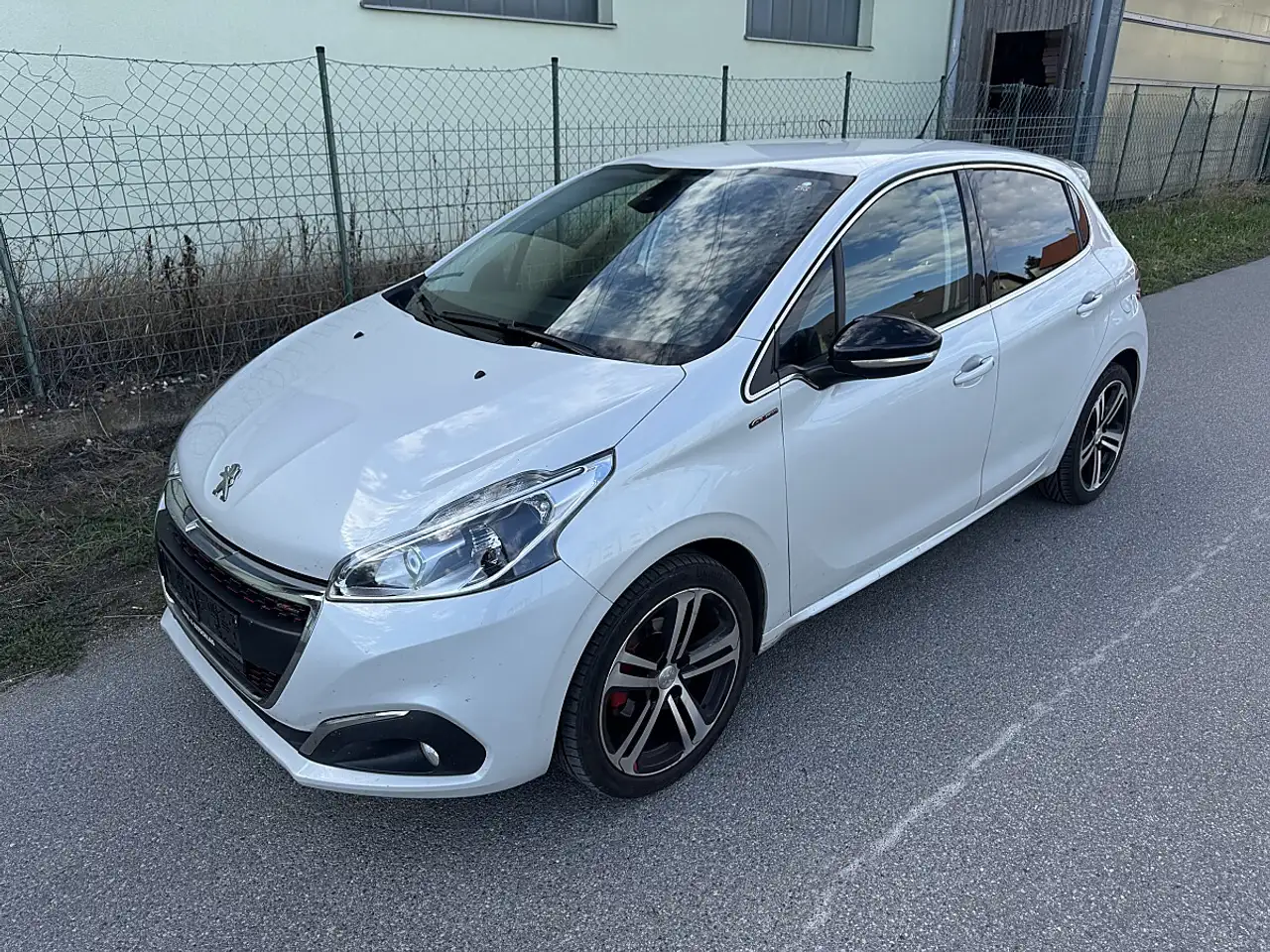 Peugeot 208 1.2 PureTech 110 GT Line S&S KM 114 — photo 1 of 15
