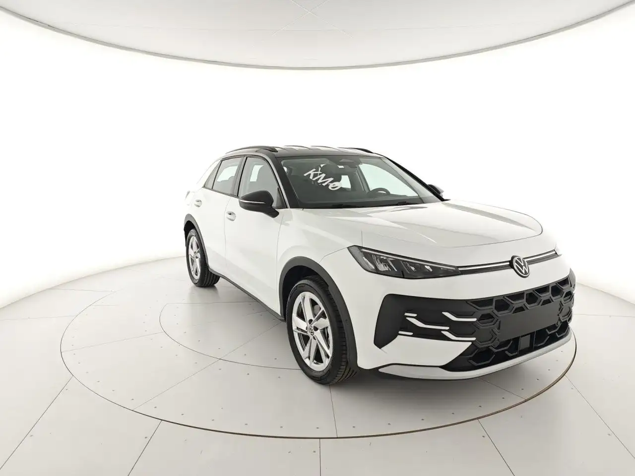 Volkswagen T-Roc 1.5 eTSI ACT DSG Life — photo 1 of 15