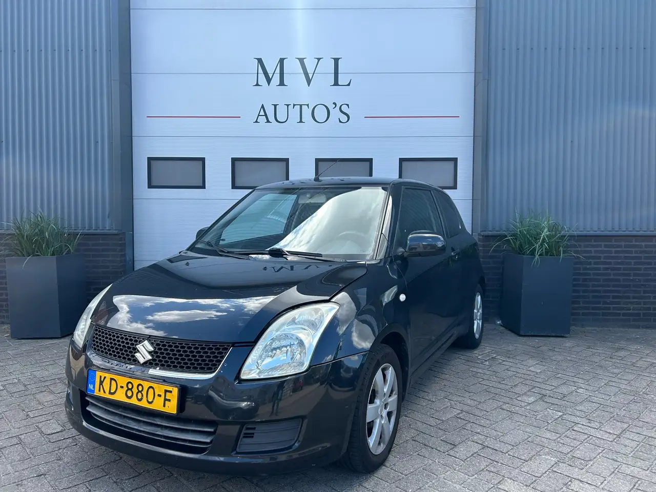 Suzuki Swift 1.3 Comfort — photo 1 of 9