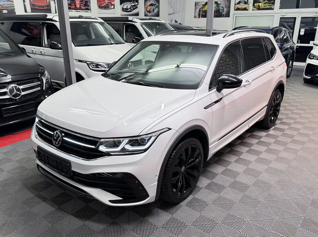 Volkswagen Tiguan Allspace Tiguan Allspace 2.0 TSI DSG 4Motion R-Line, 7Si., IQ-Matrix, AHK, DCC — photo 1 of 23