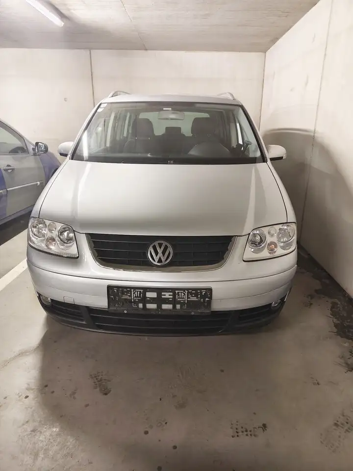 Volkswagen Touran Highline 2,0 TDI — photo 1 of 15