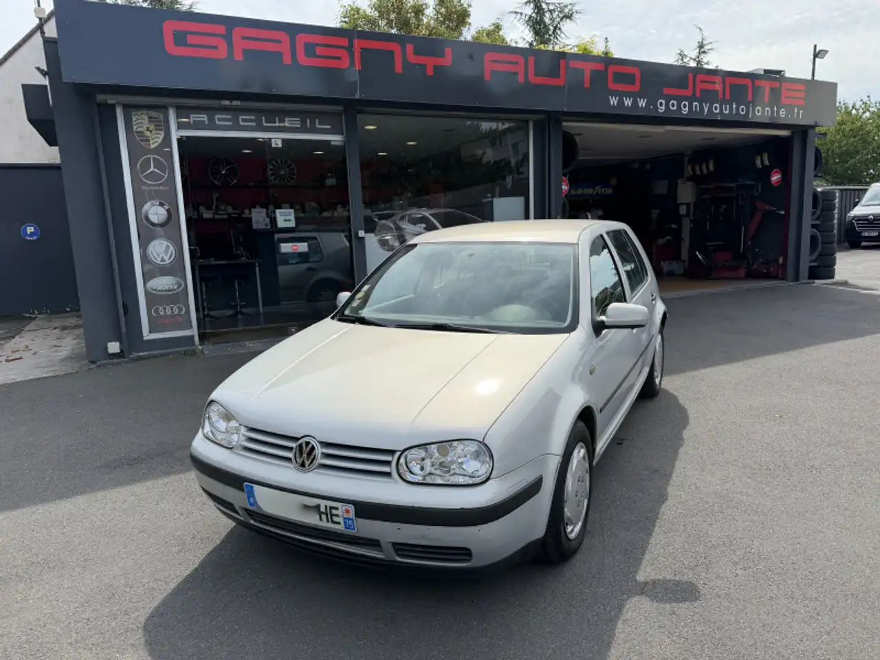 Volkswagen Golf 1.6 100CH CONFORT 5P — photo 1 of 14