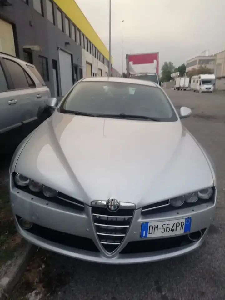 Alfa Romeo 159 SW 1.9 jtdm 16v Distinctive 150cv — photo 1 of 10