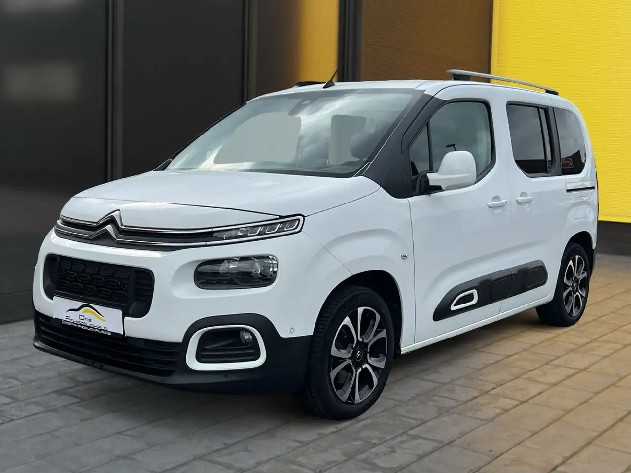 Citroen Berlingo 1.5 HDi Shine+Sihzg+HeadUp+Keyless+Cam+ — photo 1 of 35