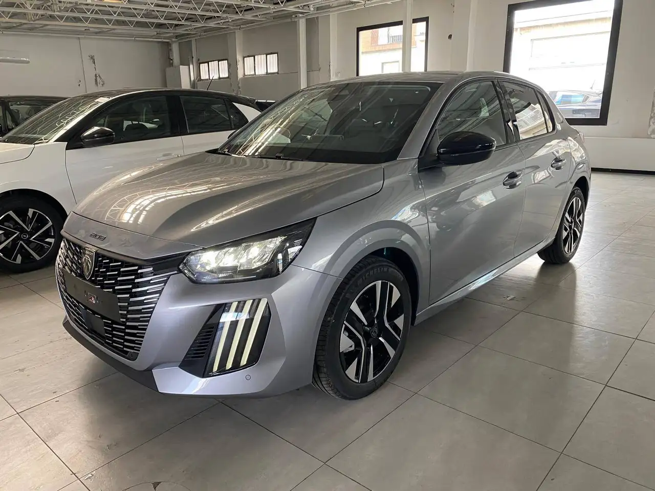 Peugeot 208 1.2 pure-tech 100cv Allure KM0 10/2025 — photo 1 of 15