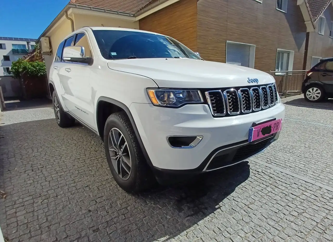 2017 Jeep Grand Cherokee Grand Cherokee 3.6L V6 286 Overland A, photograph 2
