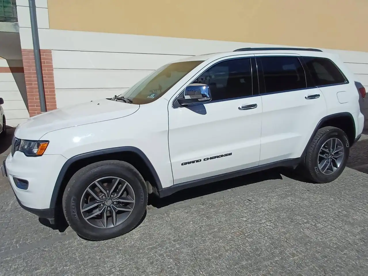 2017 Jeep Grand Cherokee Grand Cherokee 3.6L V6 286 Overland A, photograph 4