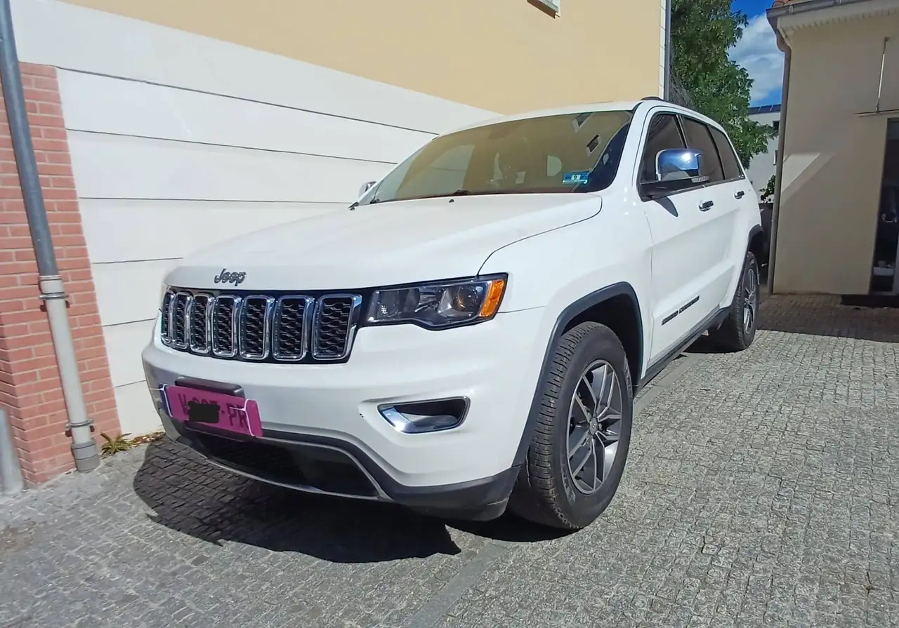 2017 Jeep Grand Cherokee Grand Cherokee 3.6L V6 286 Overland A, photograph 3