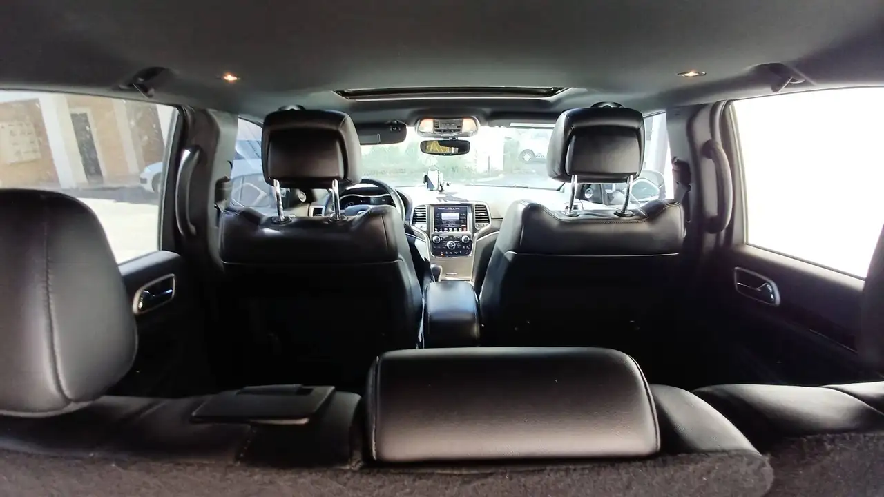 2017 Jeep Grand Cherokee Grand Cherokee 3.6L V6 286 Overland A, photograph 12