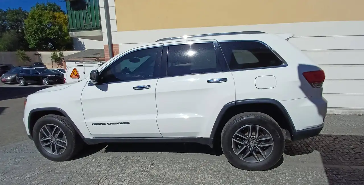 2017 Jeep Grand Cherokee Grand Cherokee 3.6L V6 286 Overland A, photograph 5