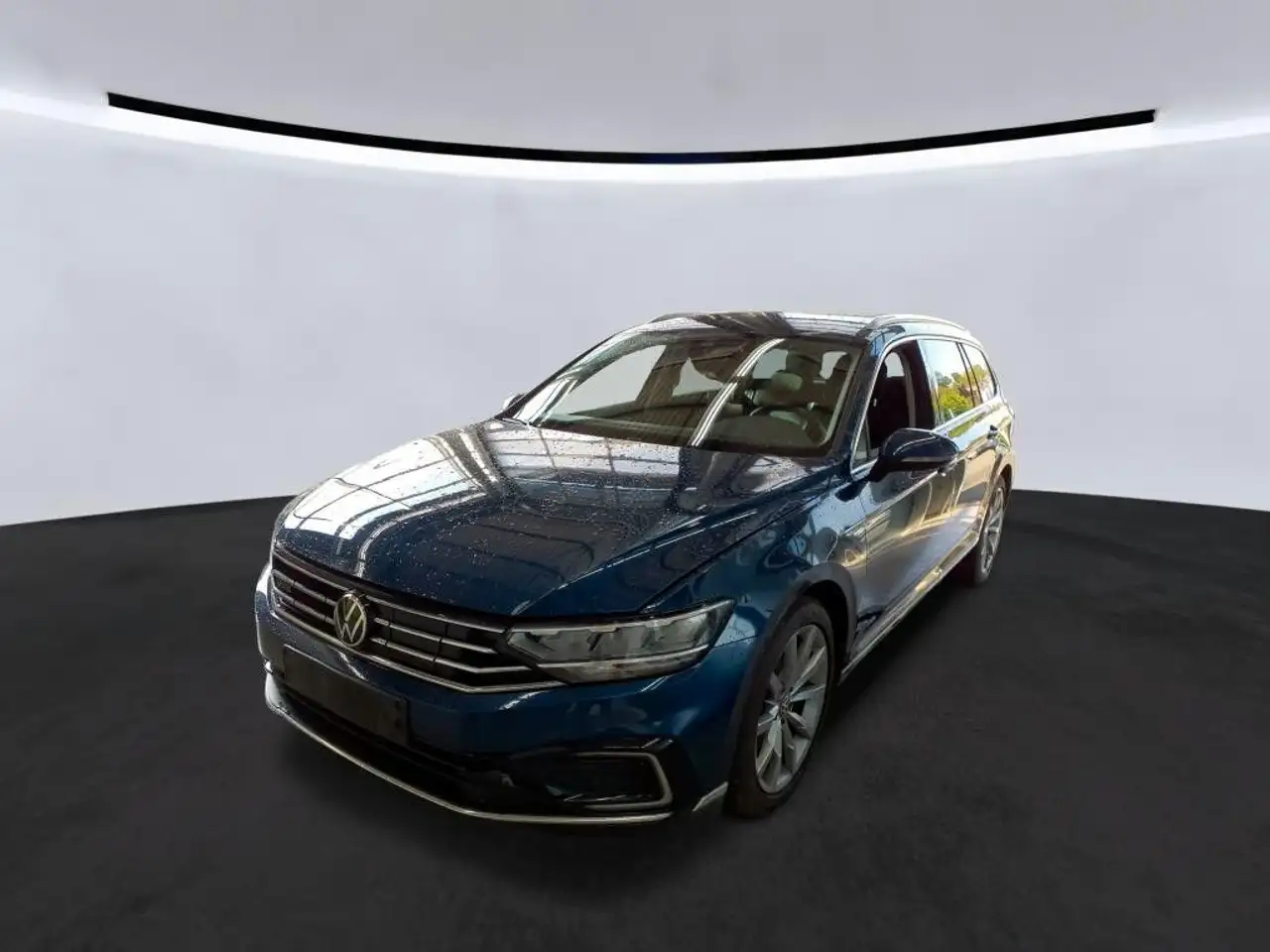 Volkswagen Passat Variant GTE 1.4e/TSI DSG Navi SHZ AHK LED — photo 1 of 7