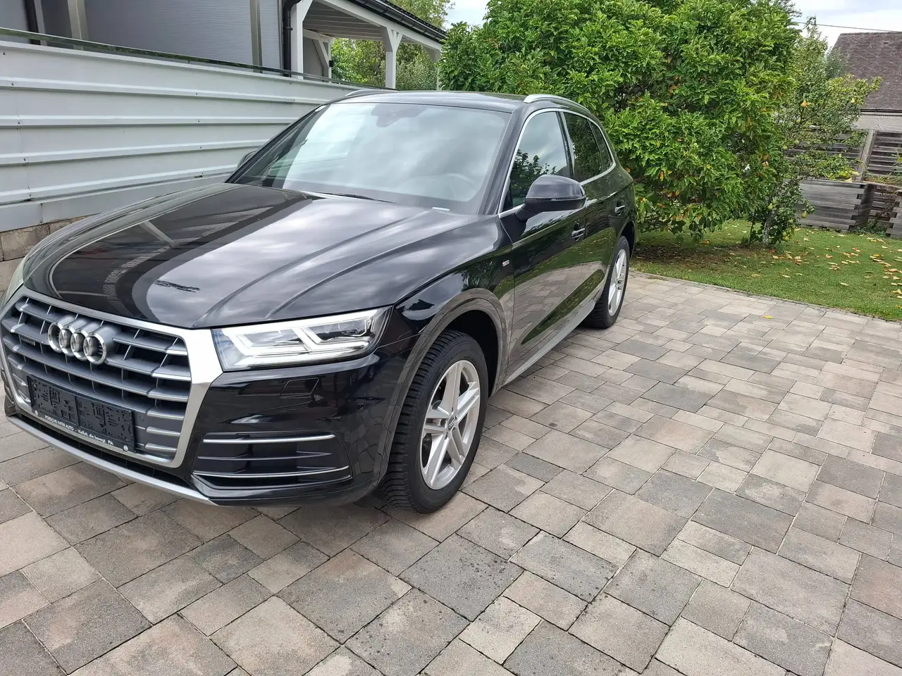 Audi Q5 Audi Q5 2.0TDI S-line Quattro Leder Matrix Navi Ambi S-tro SUV / Geländewagen — photo 1 of 35