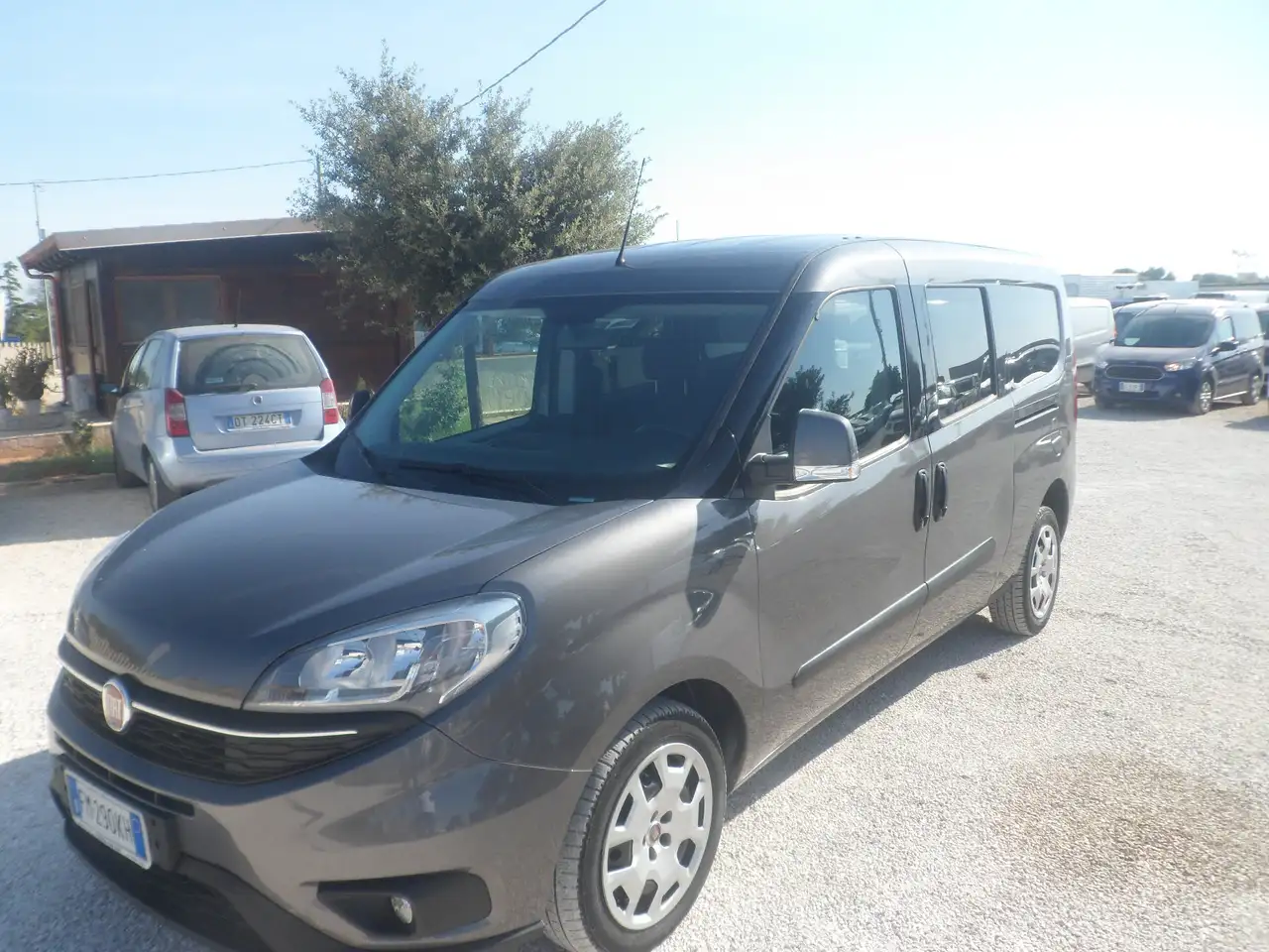 Fiat Doblo furgone maxi 5 posti autocarro — photo 1 of 13
