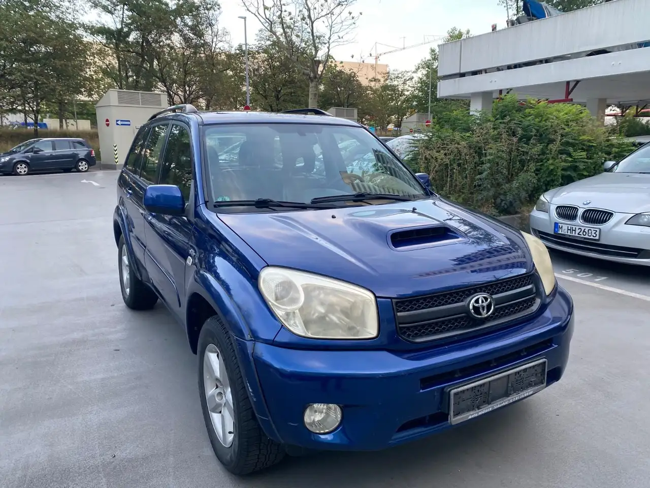 Toyota RAV 4 — photo 1 of 14