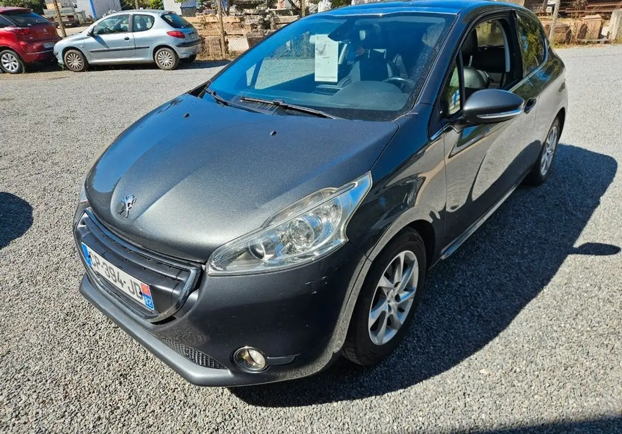 Peugeot 208 1.6 hdi 115 cv gps toit panoramique — photo 1 of 4
