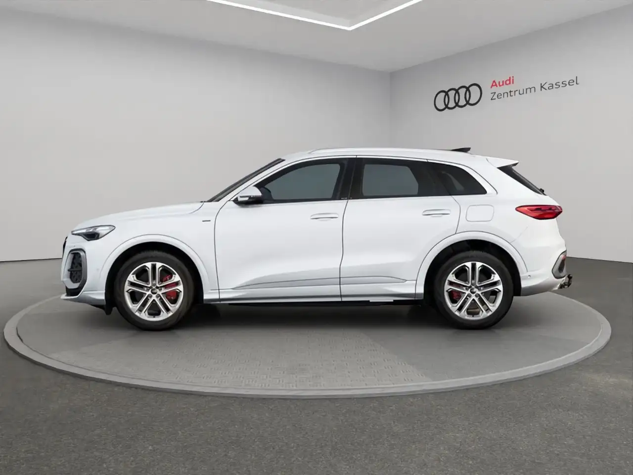 2026 Audi Q5 SUV e-hybrid quattro Matrix AHK 360° Kamera, photograph 3