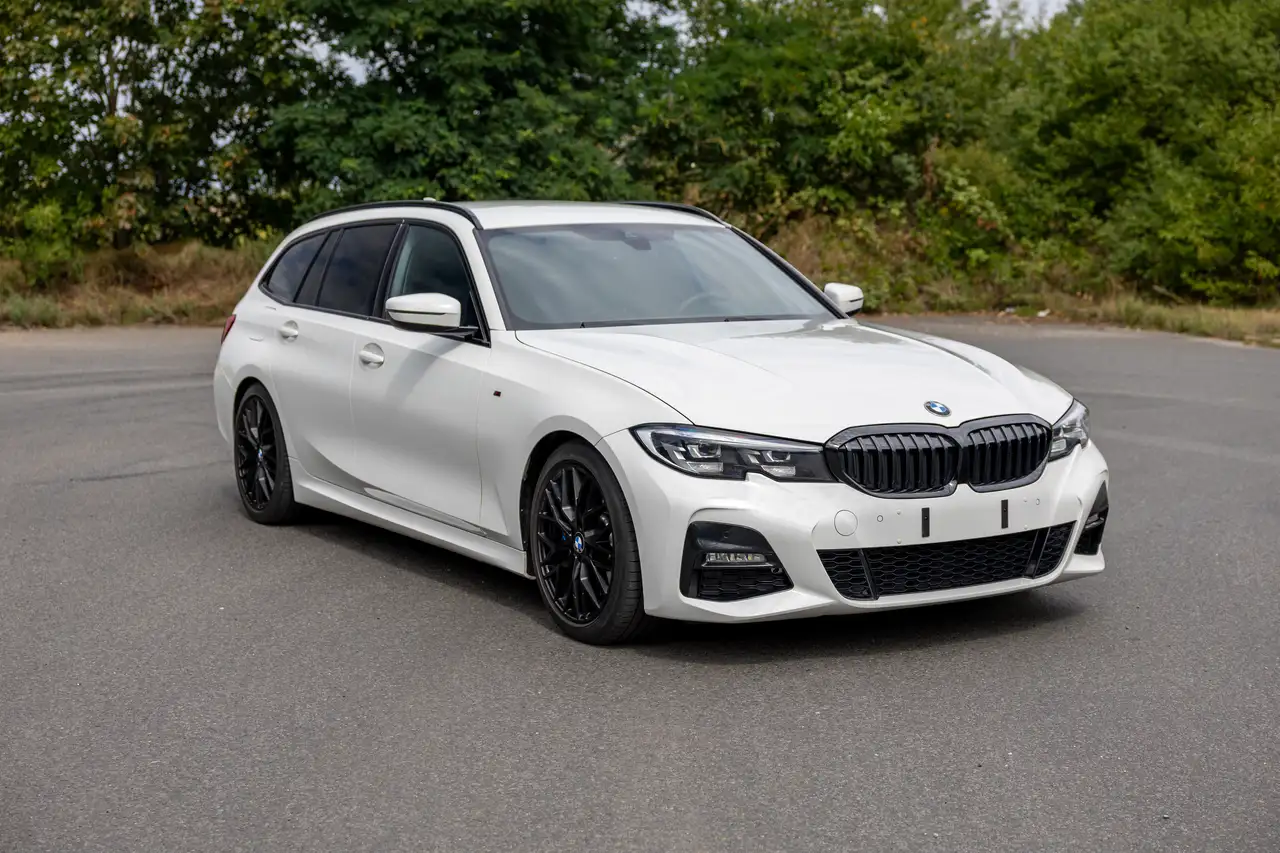 BMW 330 330i Touring Aut. M Sport — photo 1 of 12