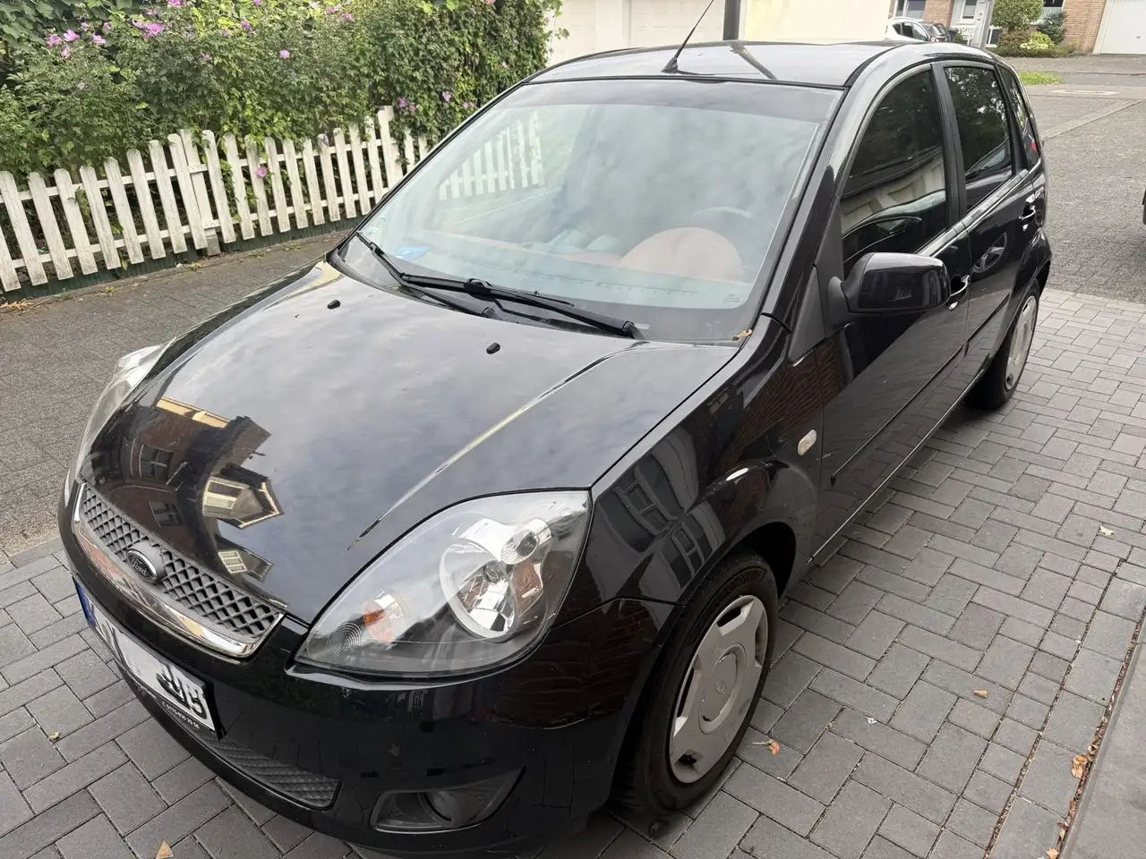 Ford Fiesta 1.4 Ambiente — photo 1 of 13