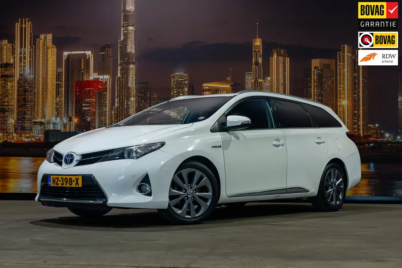 Toyota Auris Touring Sports 1.8 Hybrid Aspiration — photo 1 of 26
