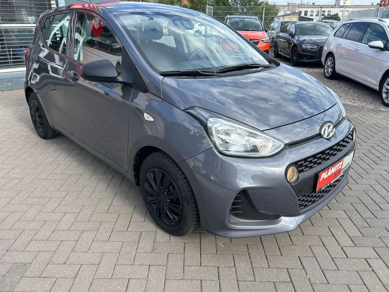 Hyundai i10 1.0 NUR 29747KM/ Scheckheft/ Tüv+Service NEU — photo 1 of 25