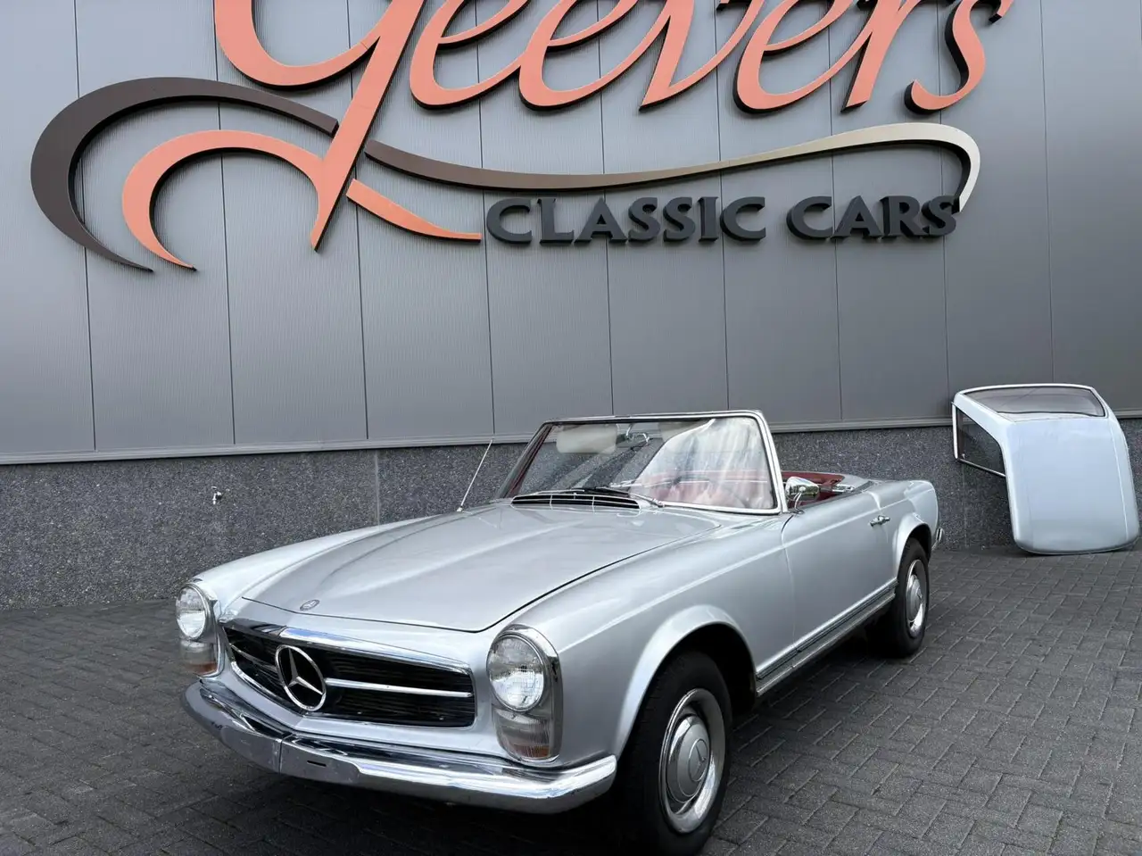 Mercedes-Benz SL 230 W113 Pagode — photo 1 of 40
