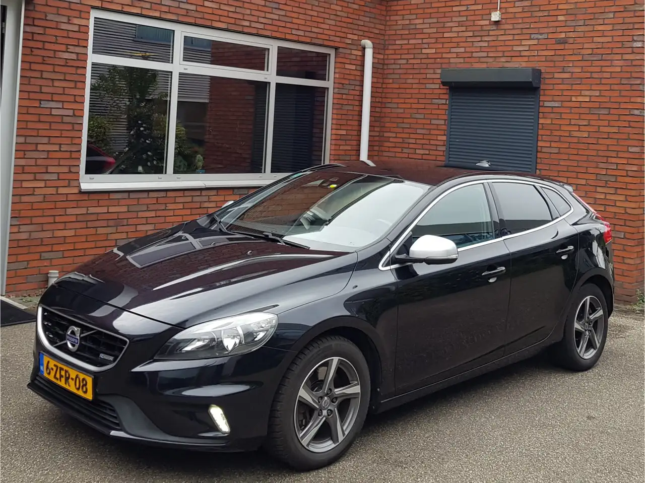 Volvo V40 D4 R Design Navi Trekhaak 1/2 Leder Ecc — photo 1 of 39