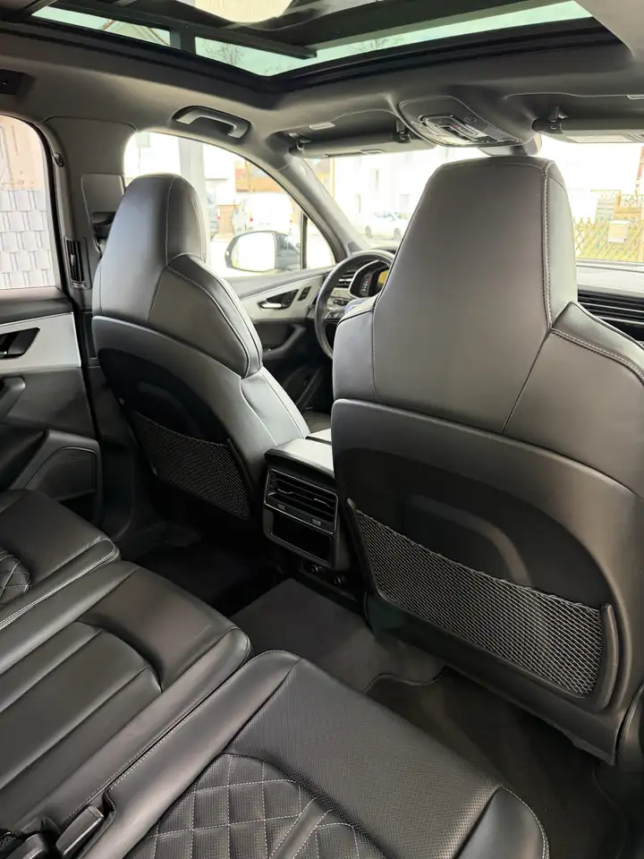 Audi SQ7 Competition plus V8 B&O Laser Panorama — photo 1 of 17