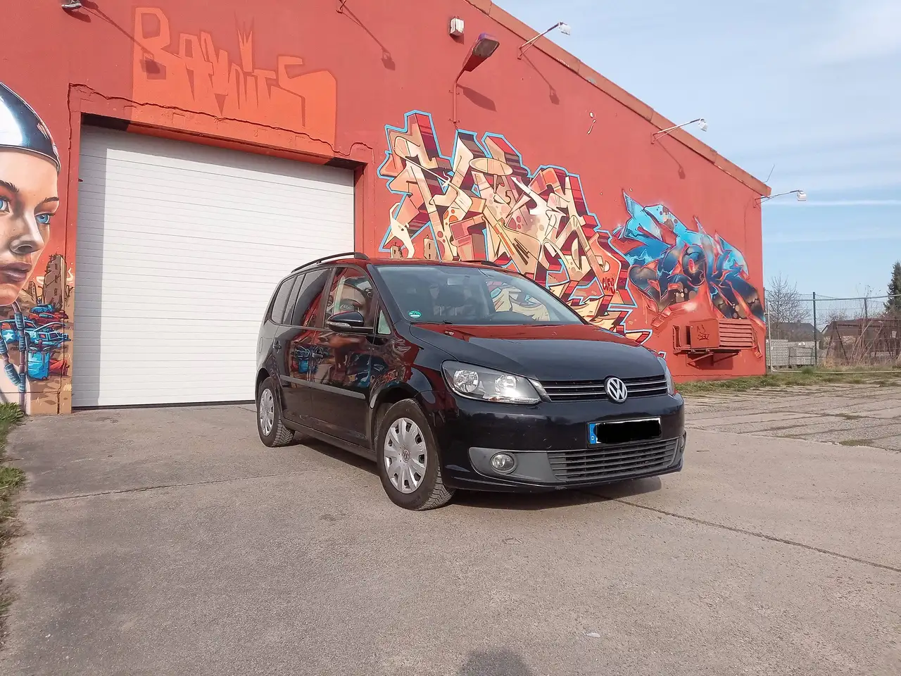 Volkswagen Touran — photo 1 of 13