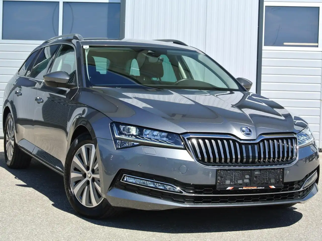 Skoda Superb Kombi 2.0 TDI DSG Style ** LED * NAVI * KAMERA — photo 1 of 12