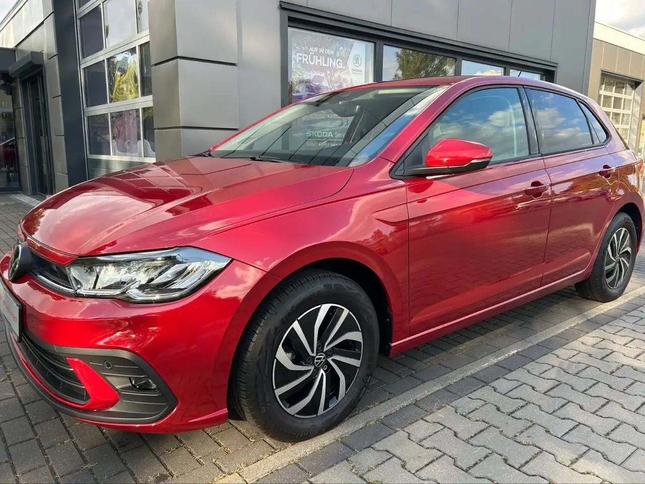 Volkswagen Polo 1.0 TSI Life — photo 1 of 15