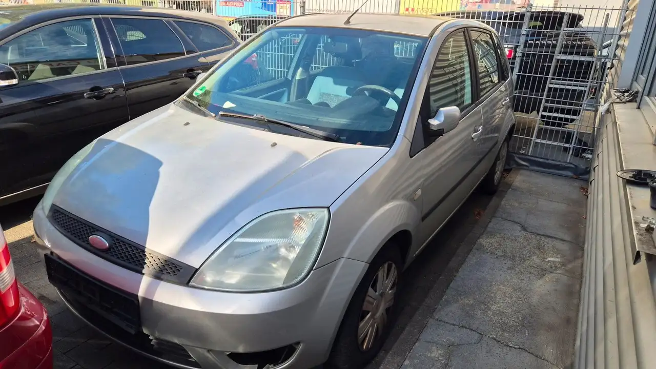 Ford Fiesta 1.3 KLIMA — photo 1 of 12