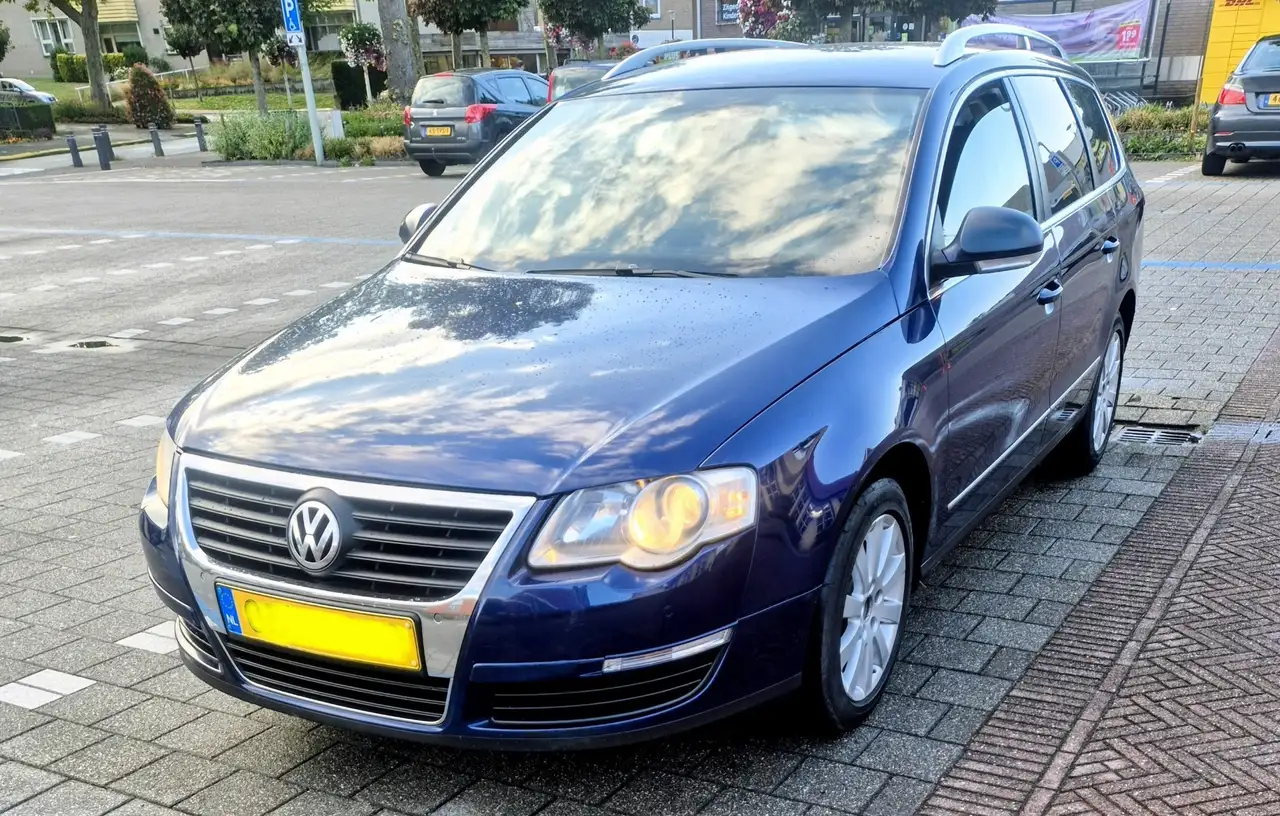 Volkswagen Passat 2.0 wagon benzine met trekhaak — photo 1 of 10