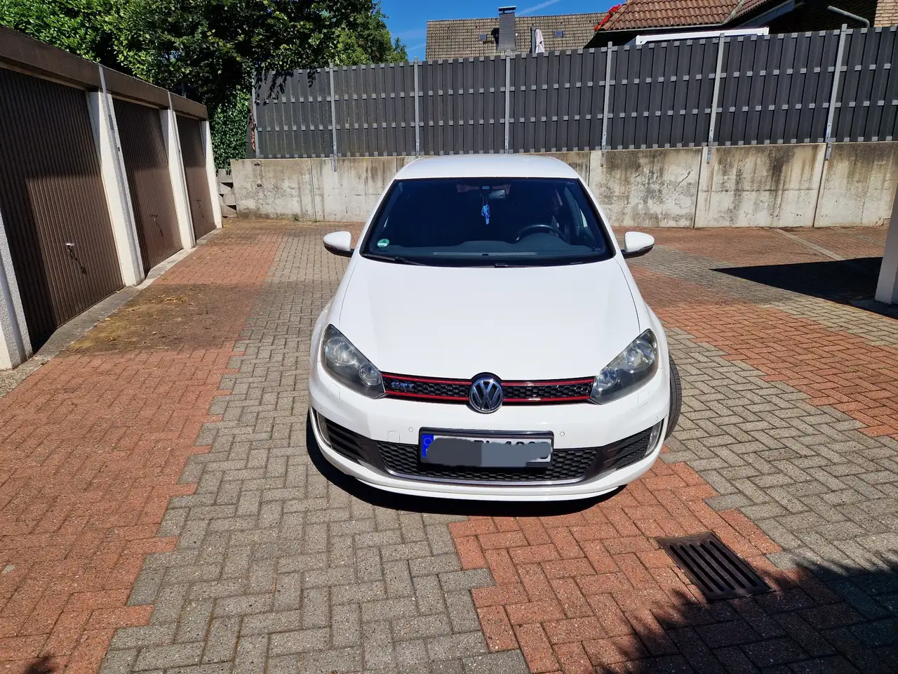 Volkswagen Golf GTI 2.0 — photo 1 of 15