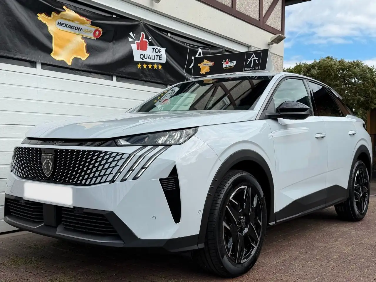 Peugeot 3008 Hybrid 145 Allure PanoNav,Drive Assist 360° — photo 1 of 15