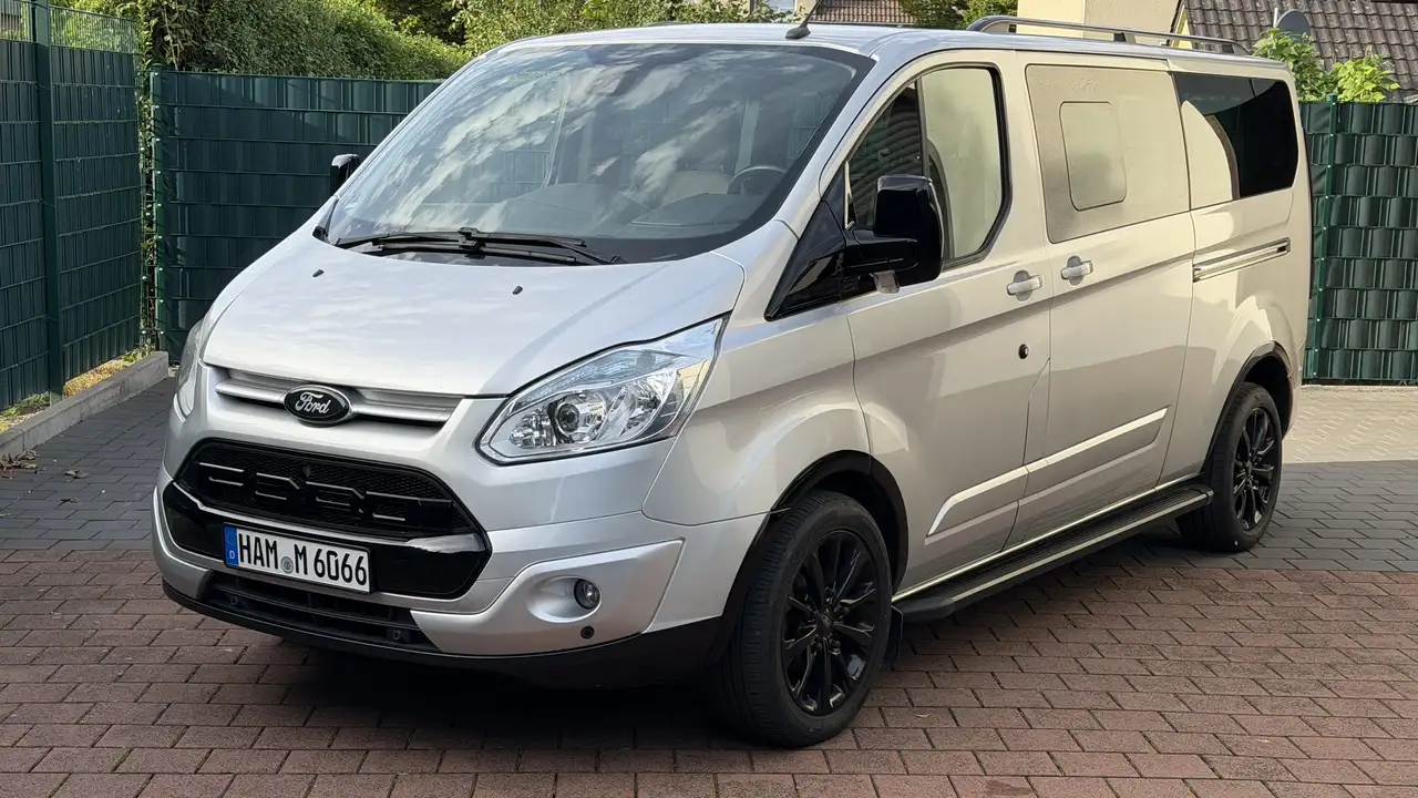Ford Tourneo Custom 300 L2H1 VA Titanium — photo 1 of 17