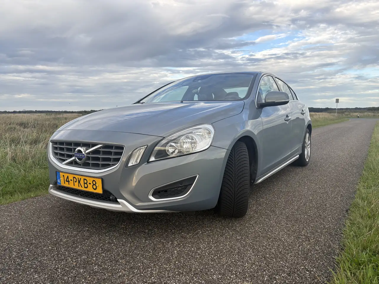 Volvo S60 T4 Momentum — photo 1 of 15