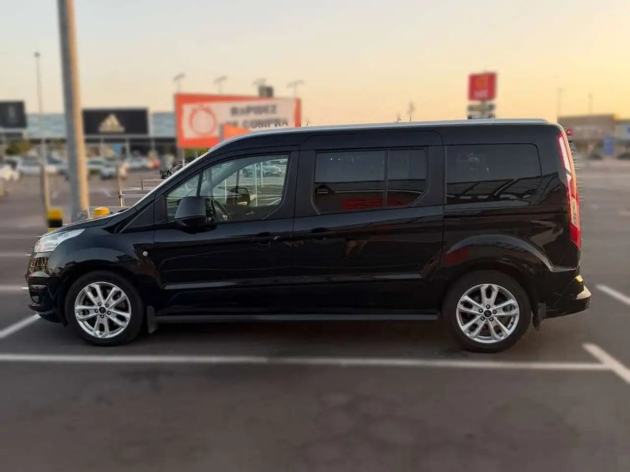 Ford Tourneo Connect 1.5 TDCi 120cv Titanium — photo 1 of 11